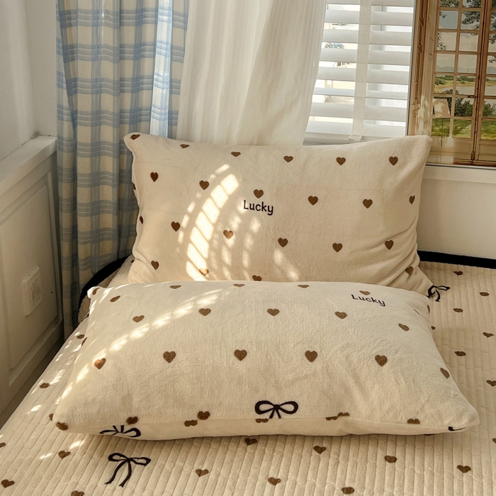 91家纺网 家纺一手货源 找家纺 逸林家纺《原希尔顿逸林》 2025新款牛奶绒床盖夹棉花边韩版印花单床盖三件套床盖单件床盖单品单床盖 床盖-爱心蝴蝶结