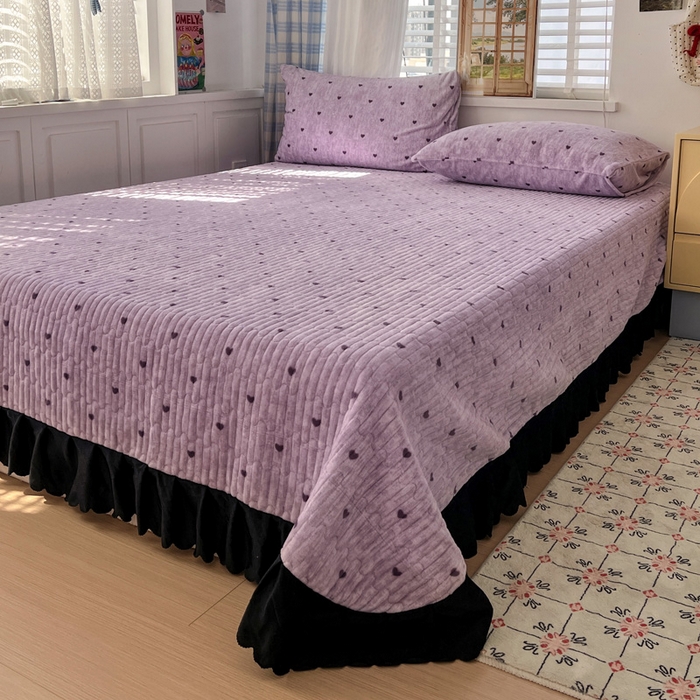 91家纺网 家纺一手货源 找家纺 逸林家纺《原希尔顿逸林》 2025新款牛奶绒床盖夹棉花边韩版印花单床盖三件套床盖单件床盖单品单床盖 床盖-紫色小心心