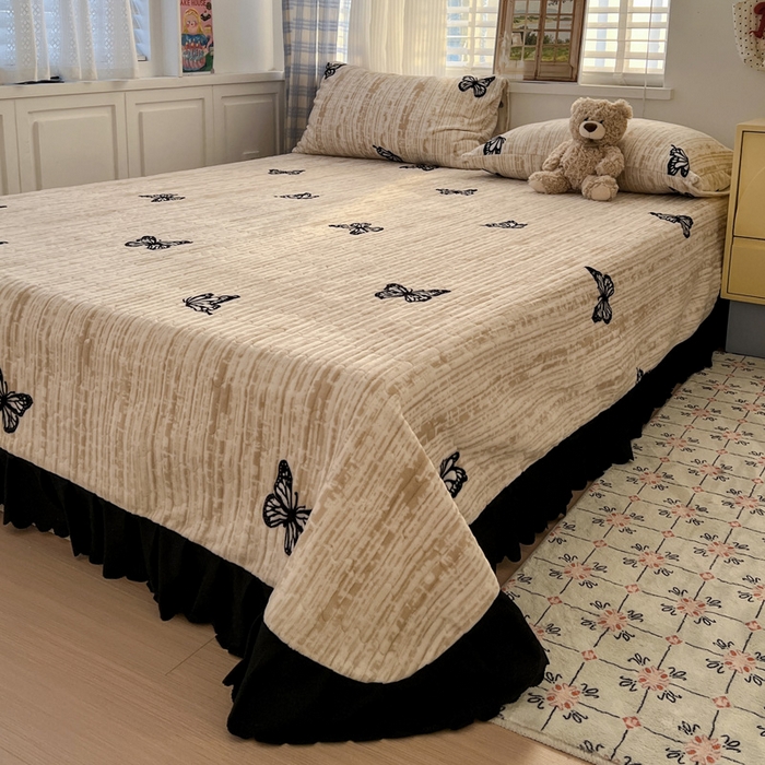 91家纺网 家纺一手货源 找家纺 逸林家纺《原希尔顿逸林》 2025新款牛奶绒床盖夹棉花边韩版印花单床盖三件套床盖单件床盖单品单床盖 床盖-法式蝴蝶