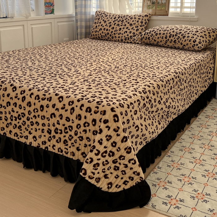 91家纺网 家纺一手货源 找家纺 逸林家纺《原希尔顿逸林》 2025新款牛奶绒床盖夹棉花边韩版印花单床盖三件套床盖单件床盖单品单床盖 床盖-豹纹