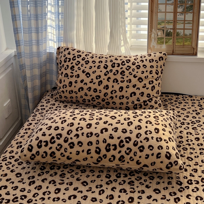 91家纺网 家纺一手货源 找家纺 逸林家纺《原希尔顿逸林》 2025新款牛奶绒床盖夹棉花边韩版印花单床盖三件套床盖单件床盖单品单床盖 床盖-豹纹