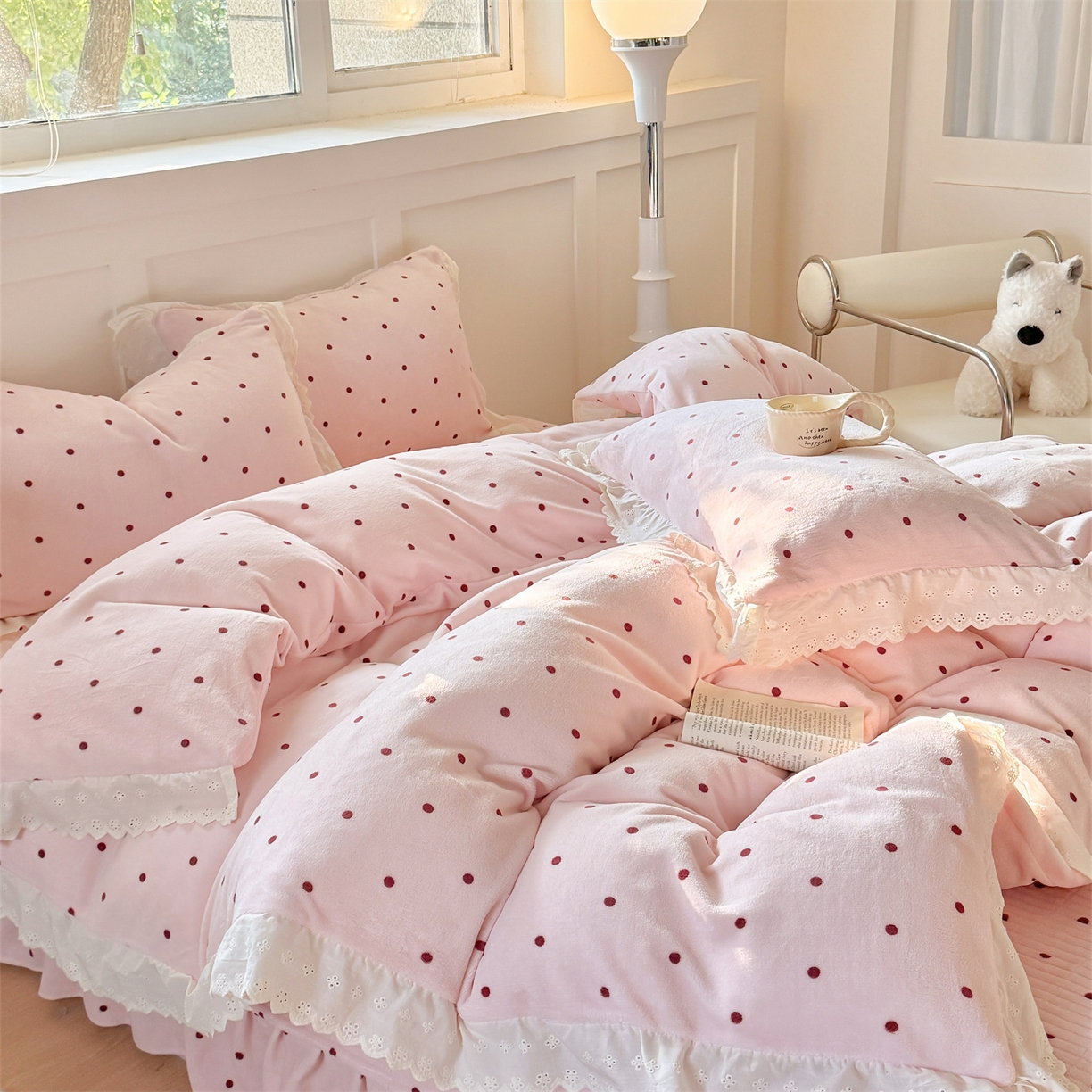 91家纺网 家纺一手货源 找家纺 欧尚 2025新款牛奶绒花边床盖四件套 粉点点