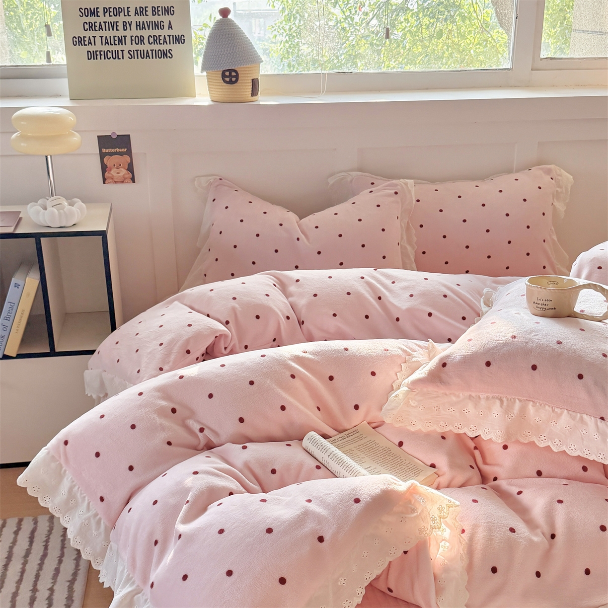 91家纺网 家纺一手货源 找家纺 欧尚 2025新款牛奶绒花边床盖四件套 粉点点