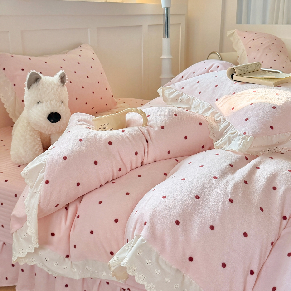 91家纺网 家纺一手货源 找家纺 欧尚 2025新款牛奶绒花边床盖四件套 粉点点