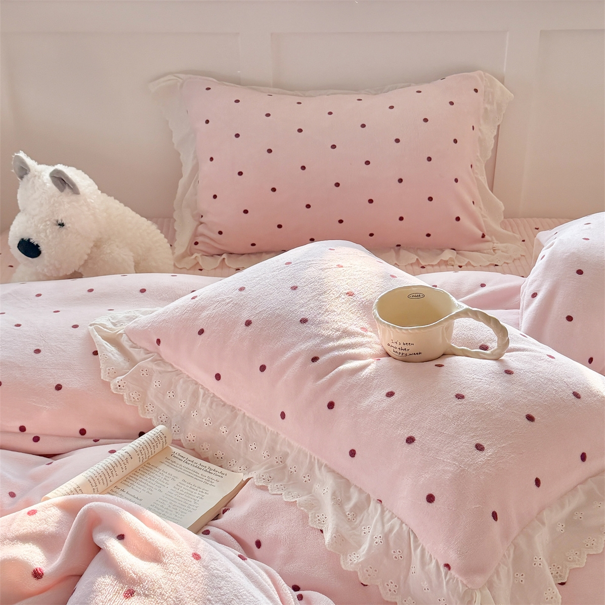 91家纺网 家纺一手货源 找家纺 欧尚 2025新款牛奶绒花边床盖四件套 粉点点