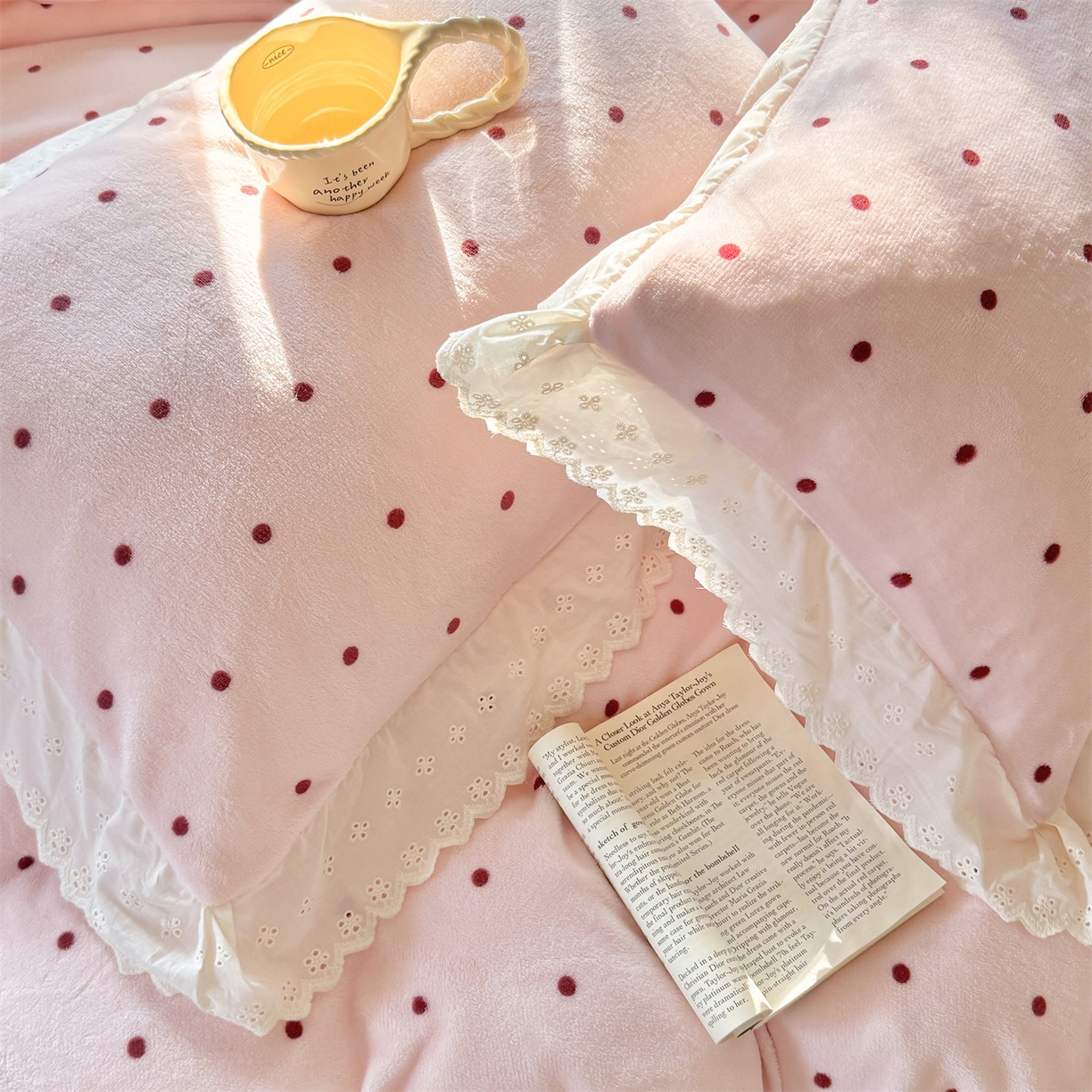 91家纺网 家纺一手货源 找家纺 欧尚 2025新款牛奶绒花边床盖四件套 粉点点