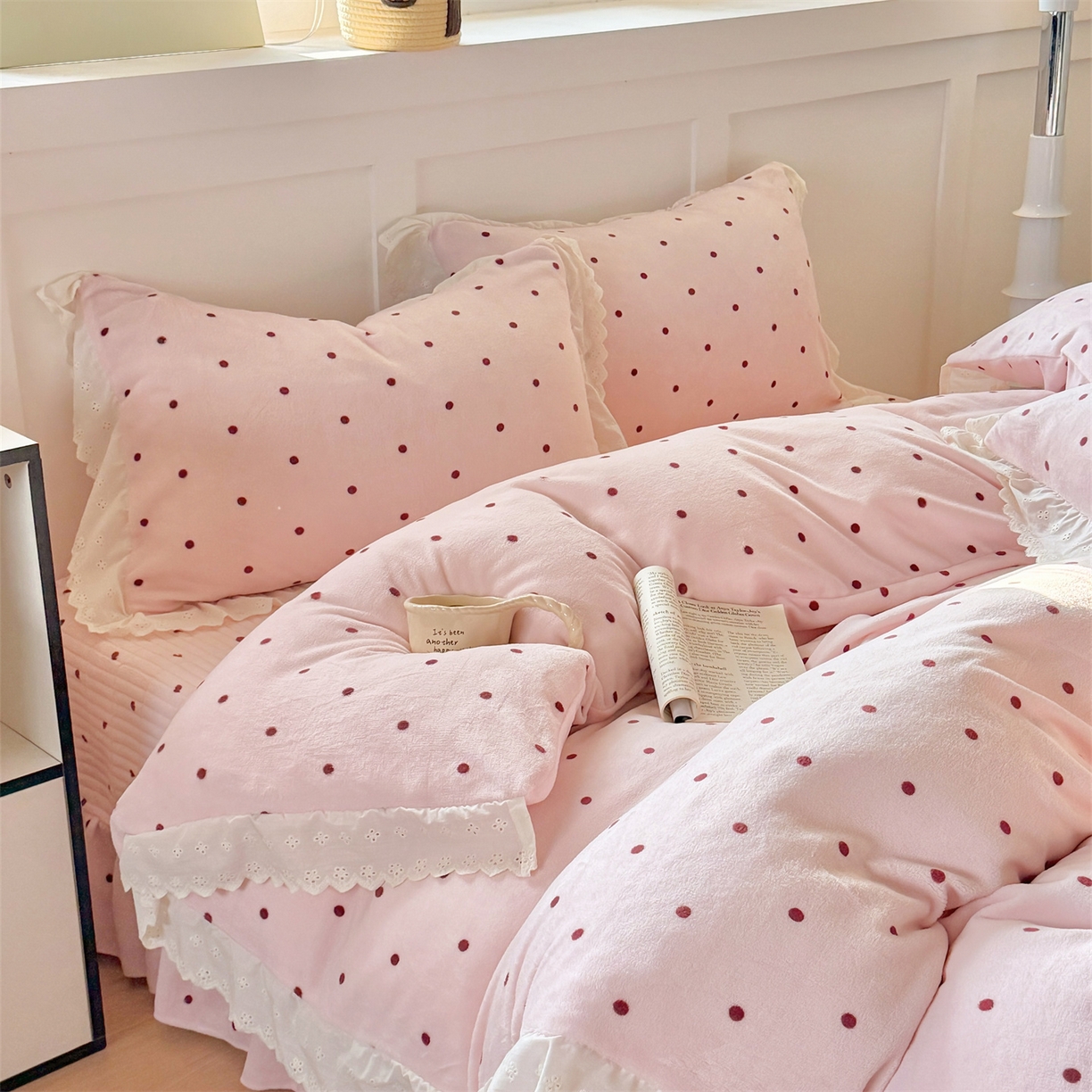 91家纺网 家纺一手货源 找家纺 欧尚 2025新款牛奶绒花边床盖四件套 粉点点