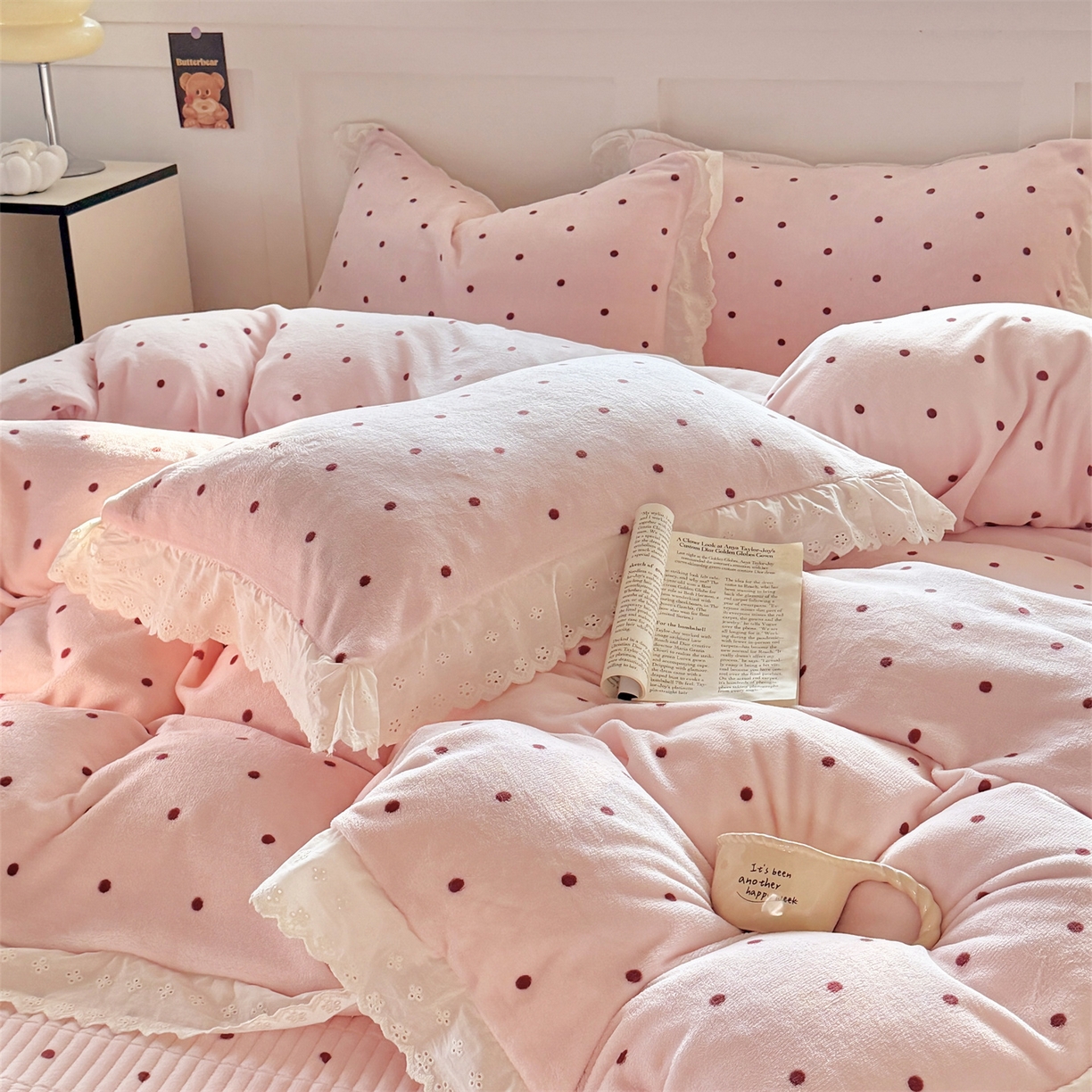 91家纺网 家纺一手货源 找家纺 欧尚 2025新款牛奶绒花边床盖四件套 粉点点