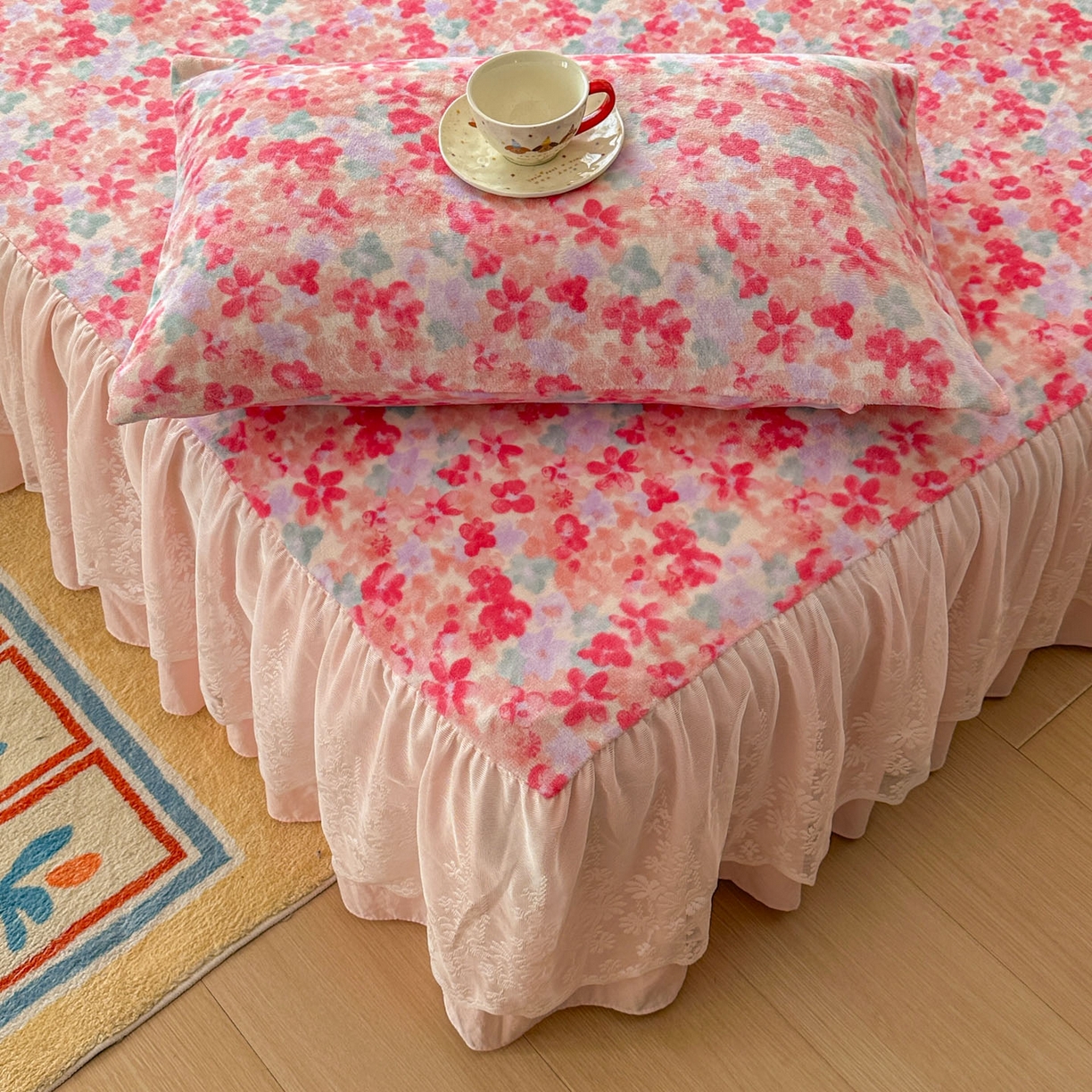 91家纺网 家纺一手货源 找家纺 老K (原美阁） 2025新款蕾丝床裙款牛奶绒三件套单品双层床裙牛奶绒 蕾丝-繁花