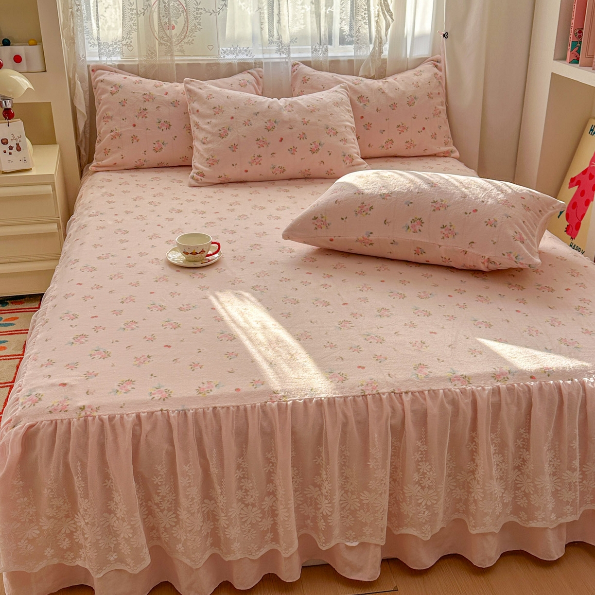 91家纺网 家纺一手货源 找家纺 老K (原美阁） 2025新款蕾丝床裙款牛奶绒三件套单品双层床裙牛奶绒 蕾丝-小粉花