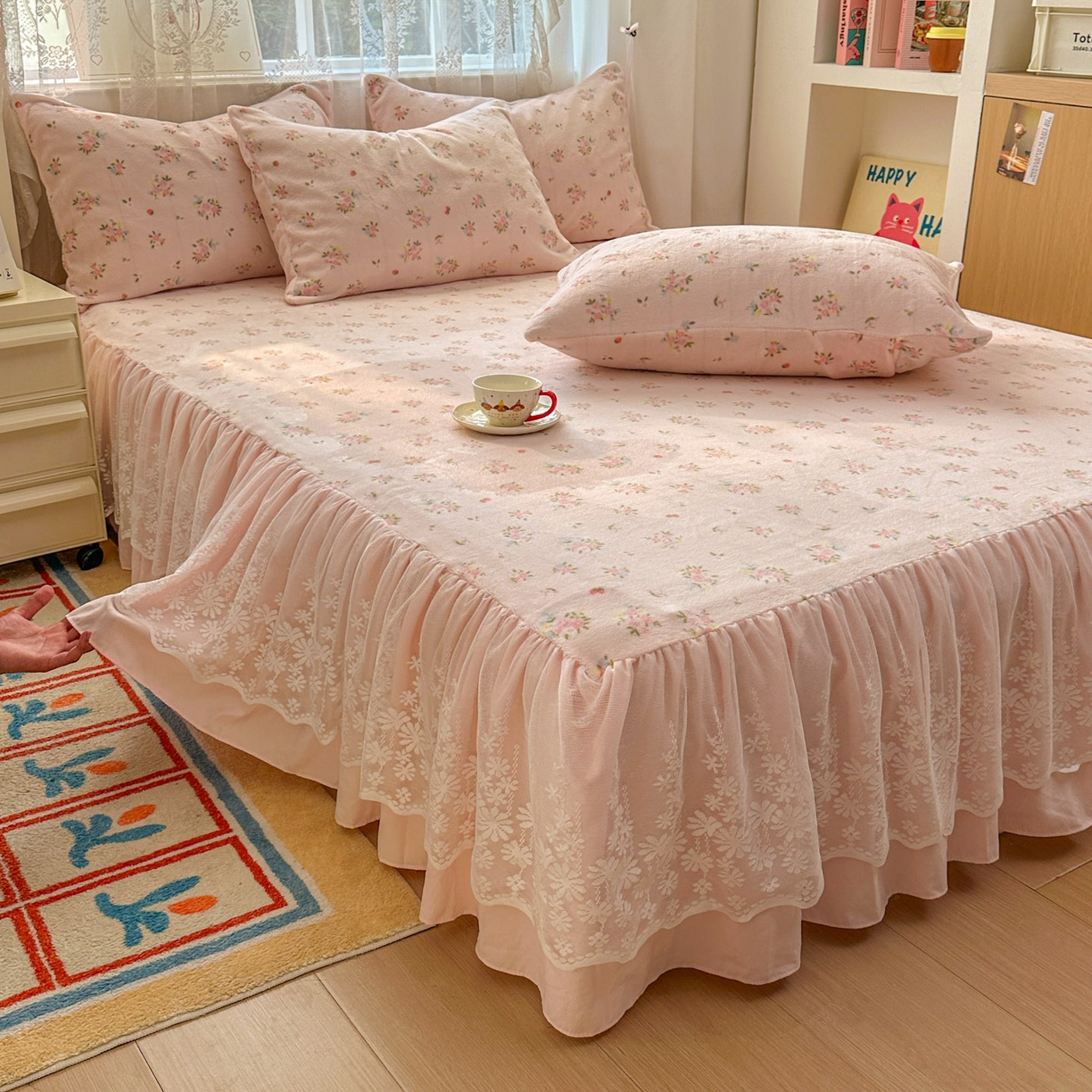 91家纺网 家纺一手货源 找家纺 老K (原美阁） 2025新款蕾丝床裙款牛奶绒三件套单品双层床裙牛奶绒 蕾丝-小粉花