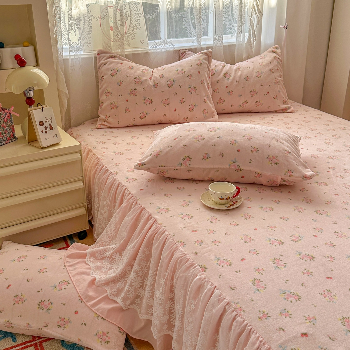 91家纺网 家纺一手货源 找家纺 老K (原美阁） 2025新款蕾丝床裙款牛奶绒三件套单品双层床裙牛奶绒 蕾丝-小粉花