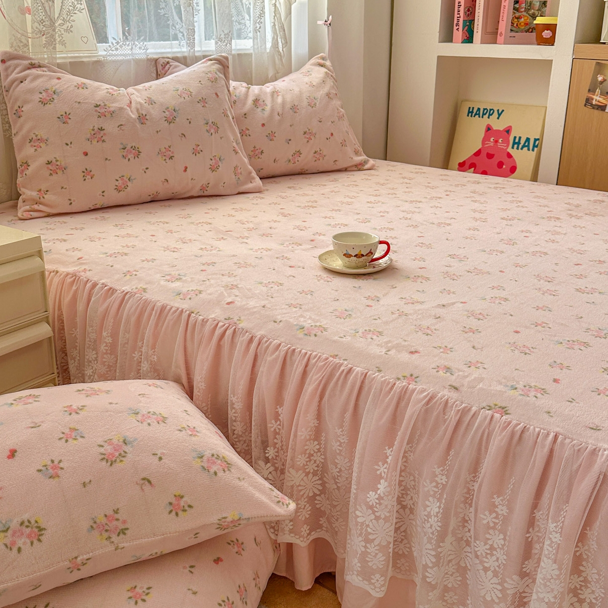 91家纺网 家纺一手货源 找家纺 老K (原美阁） 2025新款蕾丝床裙款牛奶绒三件套单品双层床裙牛奶绒 蕾丝-小粉花