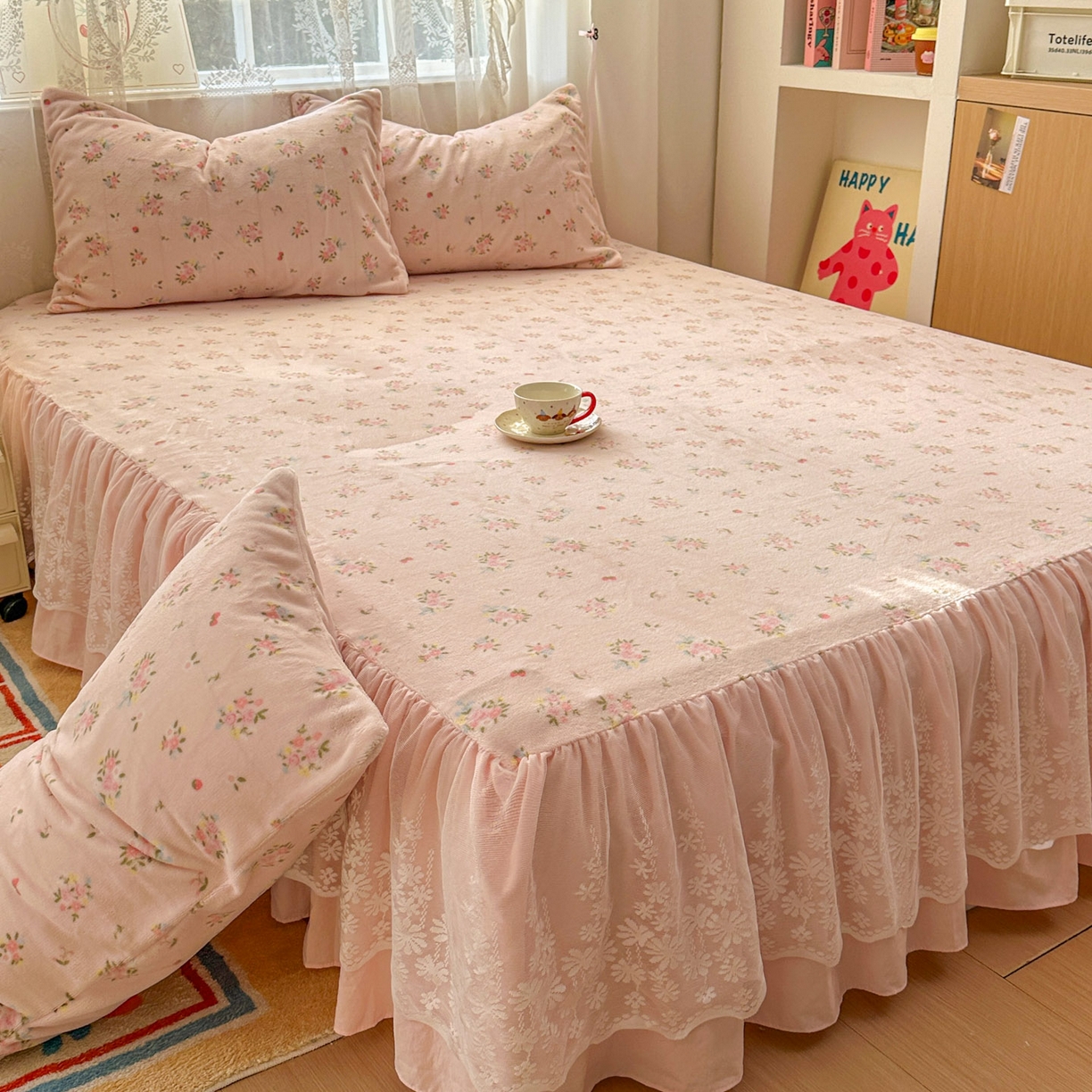 91家纺网 家纺一手货源 找家纺 老K (原美阁） 2025新款蕾丝床裙款牛奶绒三件套单品双层床裙牛奶绒 蕾丝-小粉花