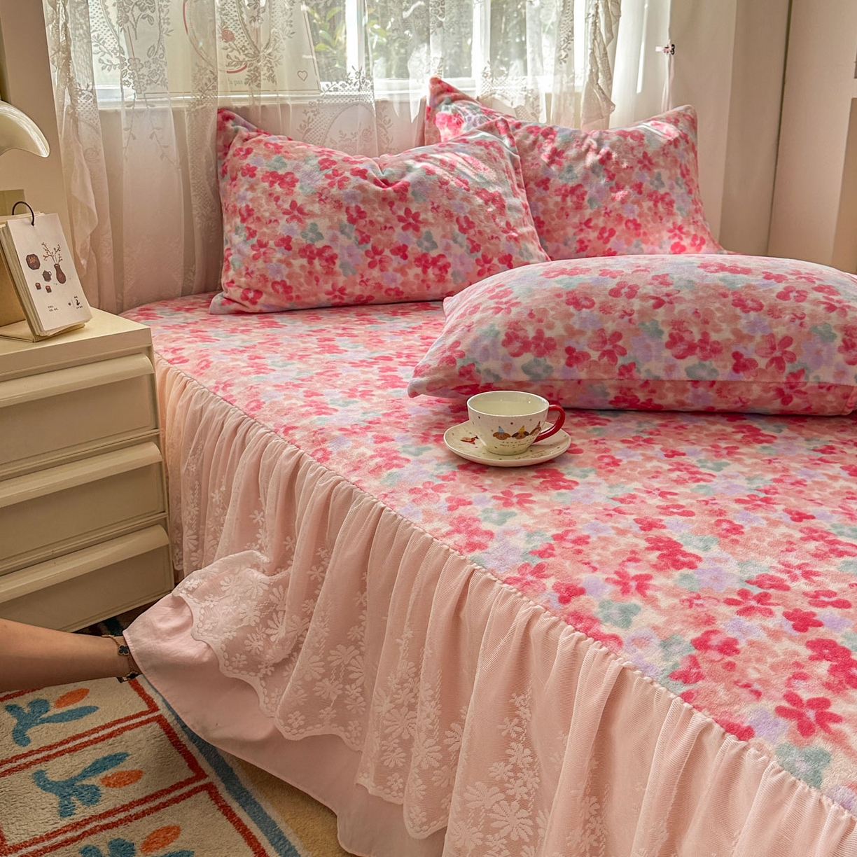 91家纺网 家纺一手货源 找家纺 老K (原美阁） 2025新款蕾丝床裙款牛奶绒三件套单品双层床裙牛奶绒 蕾丝-繁花