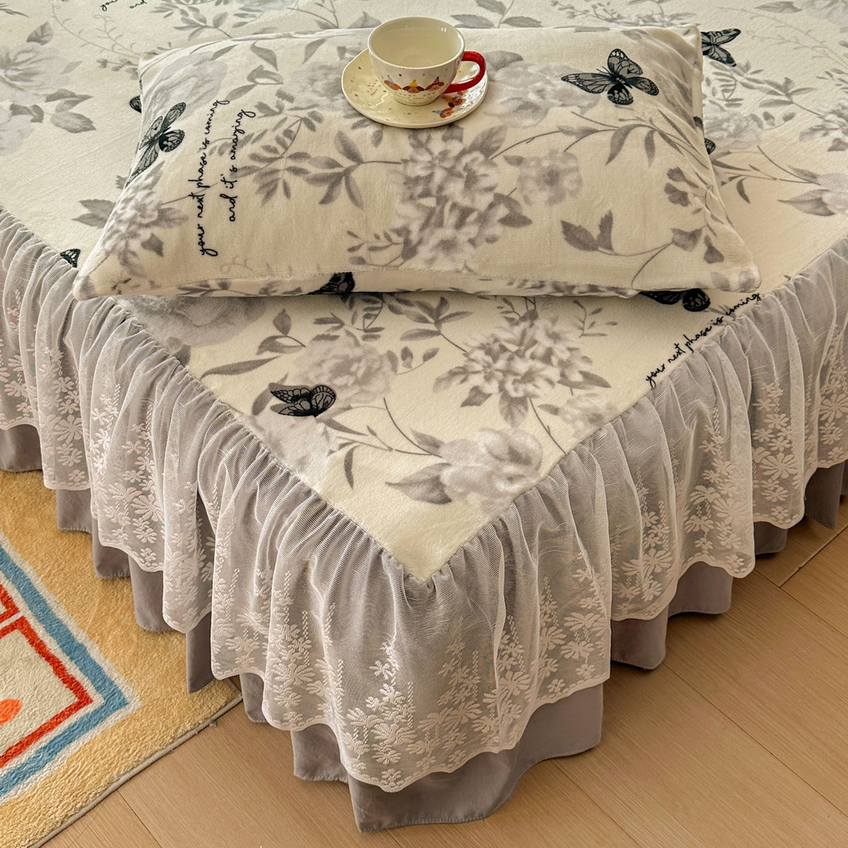 91家纺网 家纺一手货源 找家纺 老K (原美阁） 2025新款蕾丝床裙款牛奶绒三件套单品双层床裙牛奶绒 蕾丝-奥黛丽