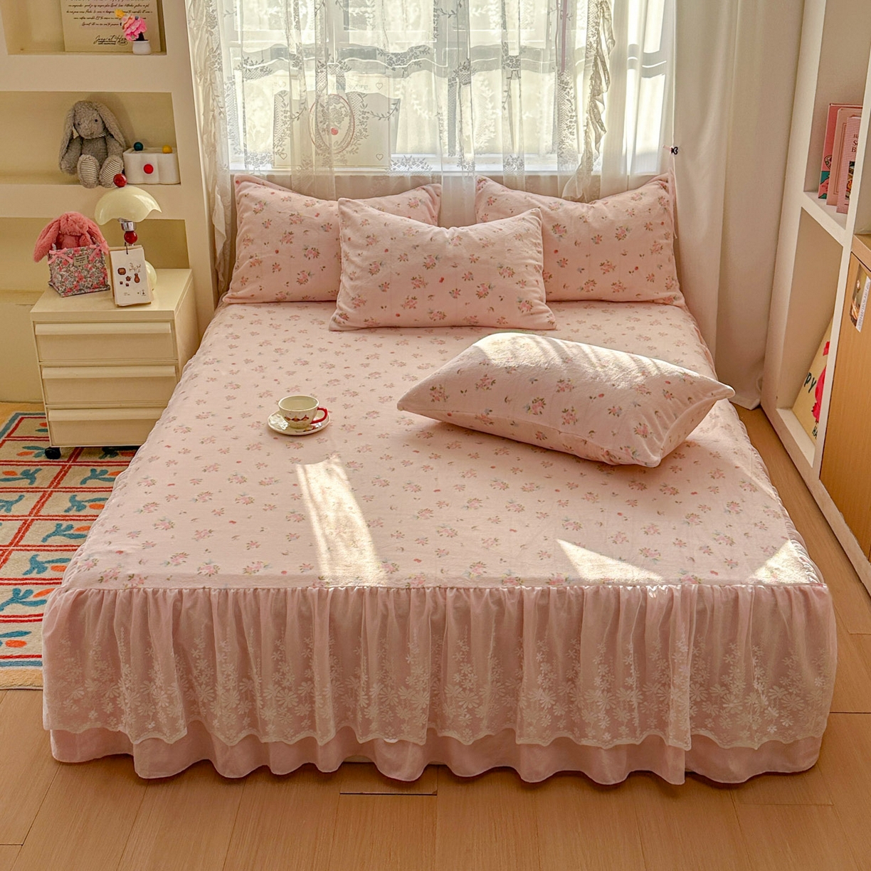 91家纺网 家纺一手货源 找家纺 老K (原美阁） 2025新款蕾丝床裙款牛奶绒三件套单品双层床裙牛奶绒 蕾丝-小粉花