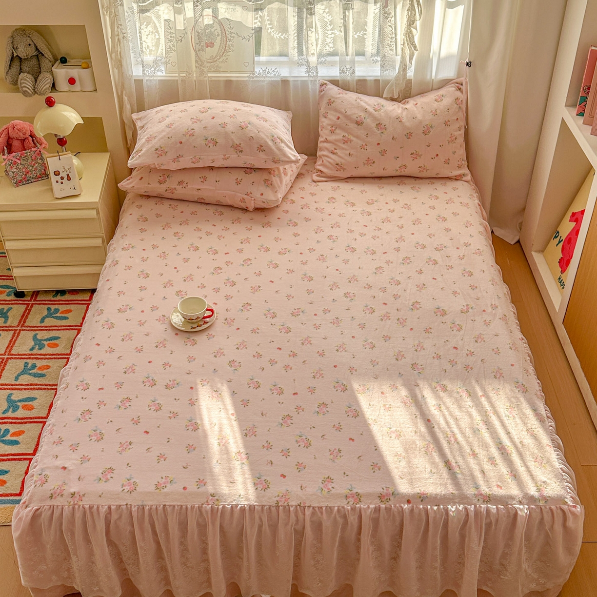 91家纺网 家纺一手货源 找家纺 老K (原美阁） 2025新款蕾丝床裙款牛奶绒三件套单品双层床裙牛奶绒 蕾丝-小粉花