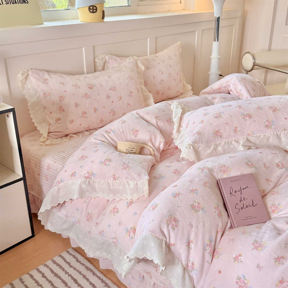 91家纺网 家纺一手货源 找家纺 欧尚 2025新款牛奶绒花边床盖四件套 花小玉