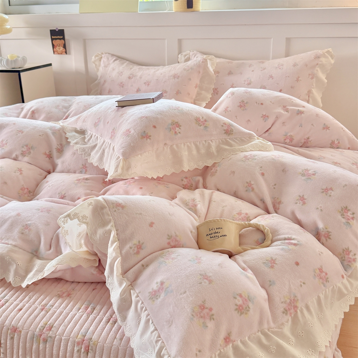 91家纺网 家纺一手货源 找家纺 欧尚 2025新款牛奶绒花边床盖四件套 花小玉