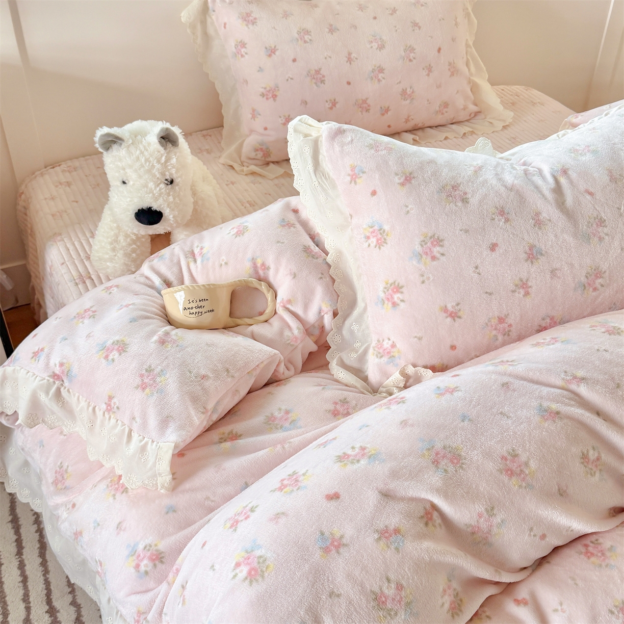 91家纺网 家纺一手货源 找家纺 欧尚 2025新款牛奶绒花边床盖四件套 花小玉