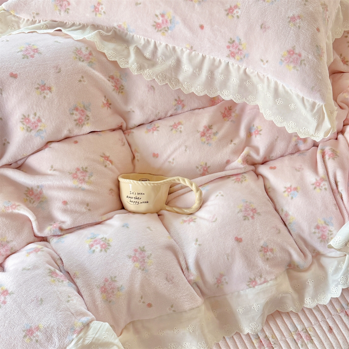 91家纺网 家纺一手货源 找家纺 欧尚 2025新款牛奶绒花边床盖四件套 花小玉