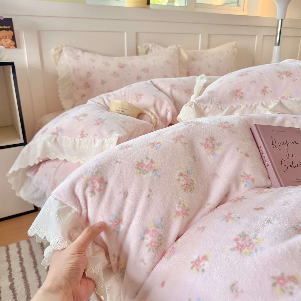 91家纺网 家纺一手货源 找家纺 欧尚 2025新款牛奶绒花边床盖四件套 花小玉