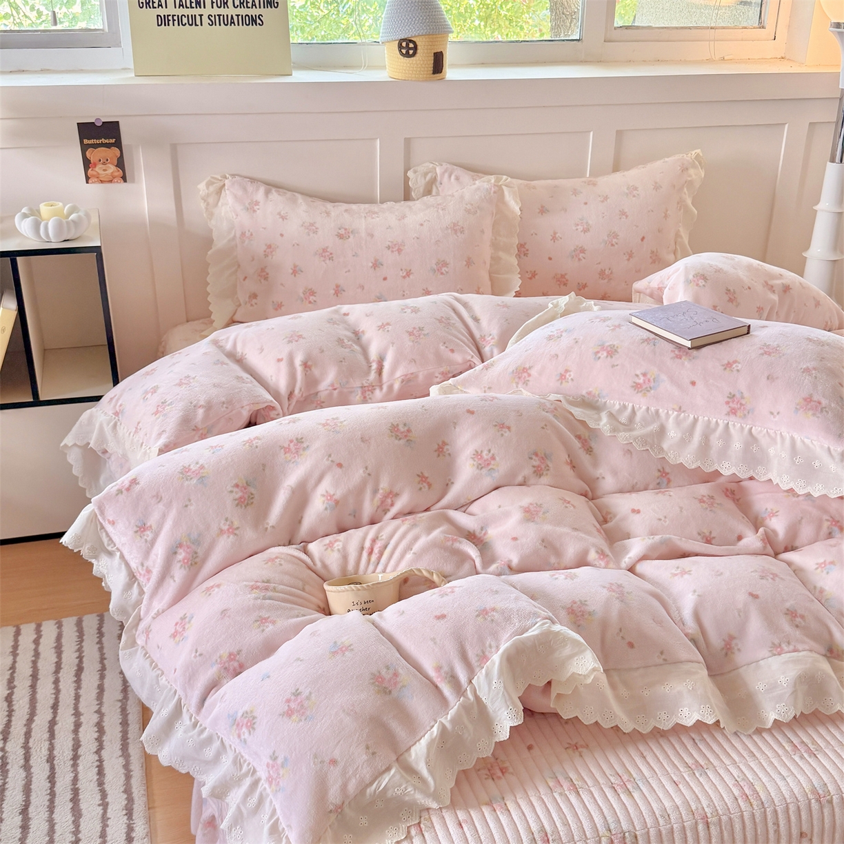 91家纺网 家纺一手货源 找家纺 欧尚 2025新款牛奶绒花边床盖四件套 花小玉