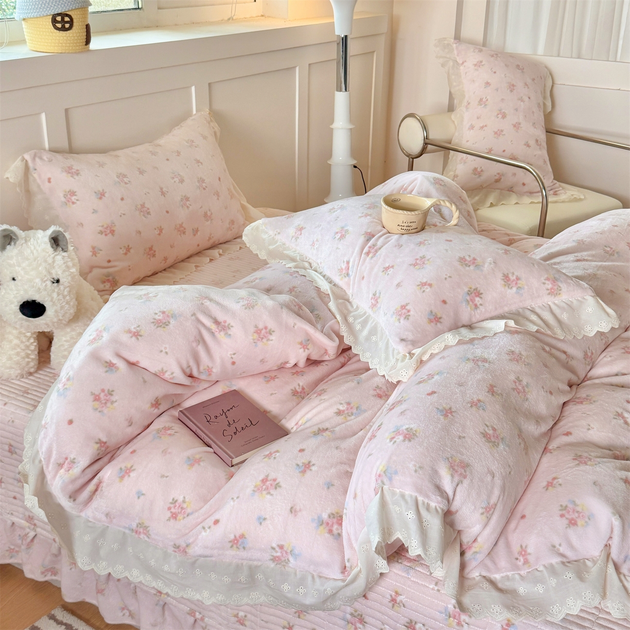 91家纺网 家纺一手货源 找家纺 欧尚 2025新款牛奶绒花边床盖四件套 花小玉