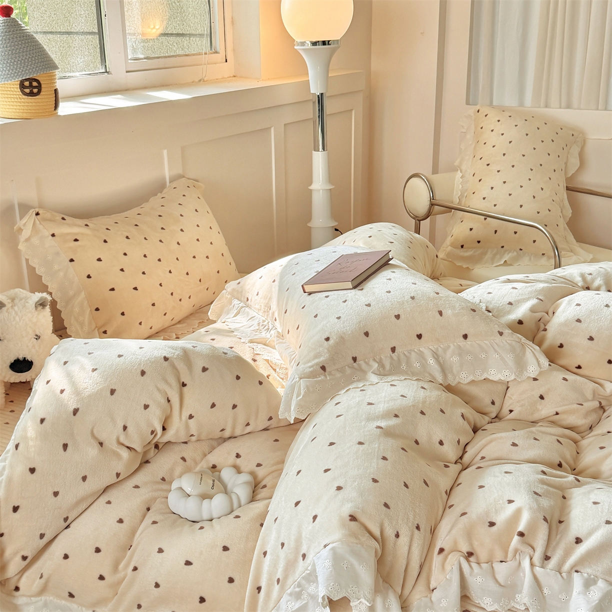 91家纺网 家纺一手货源 找家纺 欧尚 2025新款牛奶绒花边床盖四件套 咖色小心心