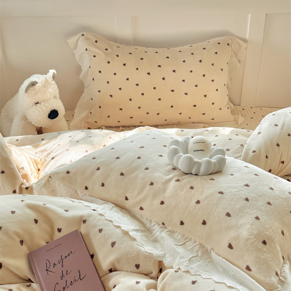 91家纺网 家纺一手货源 找家纺 欧尚 2025新款牛奶绒花边床盖四件套 咖色小心心