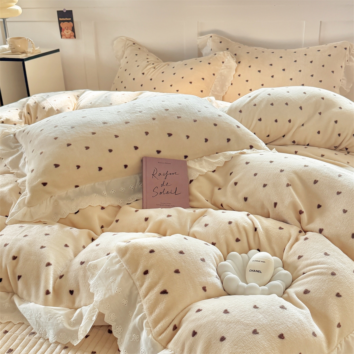 91家纺网 家纺一手货源 找家纺 欧尚 2025新款牛奶绒花边床盖四件套 咖色小心心