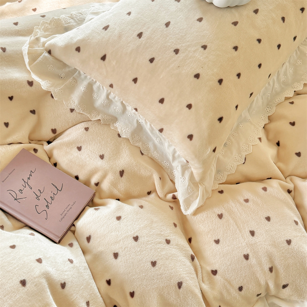 91家纺网 家纺一手货源 找家纺 欧尚 2025新款牛奶绒花边床盖四件套 咖色小心心