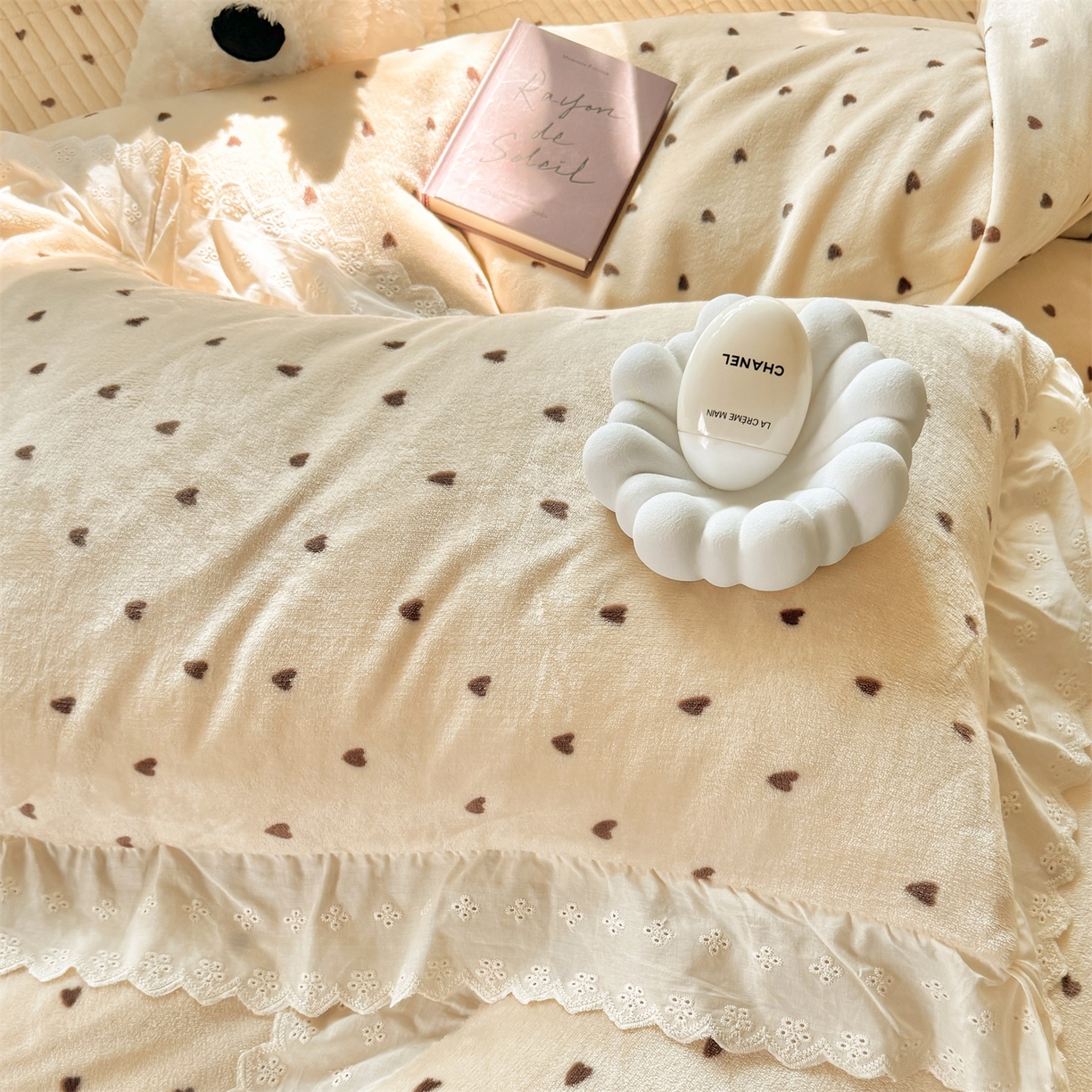 91家纺网 家纺一手货源 找家纺 欧尚 2025新款牛奶绒花边床盖四件套 咖色小心心