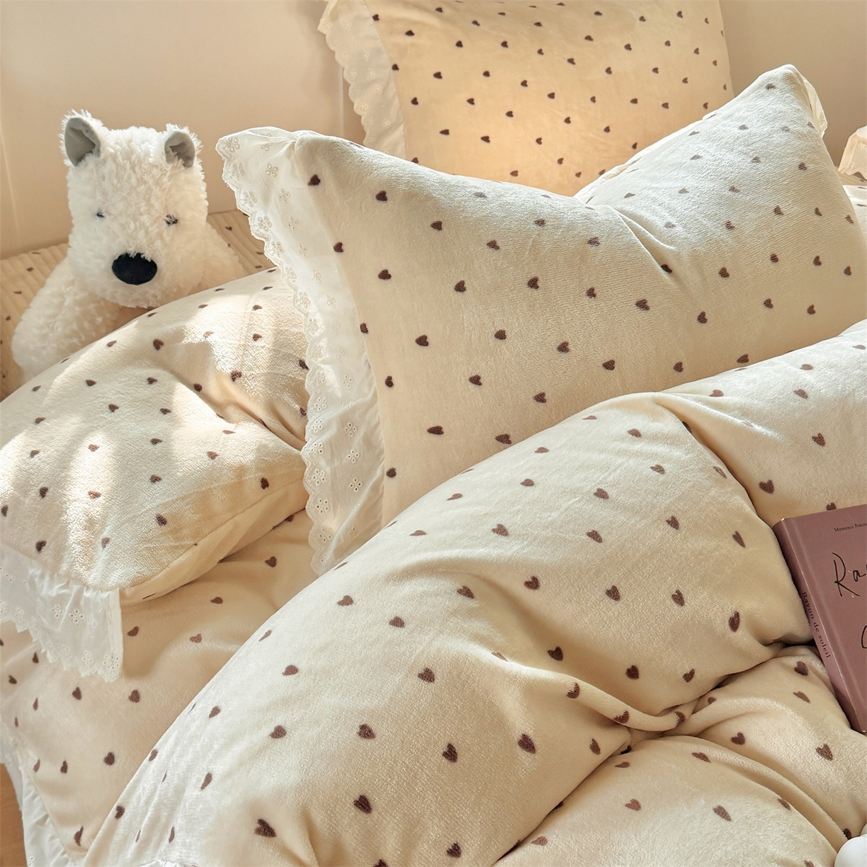 91家纺网 家纺一手货源 找家纺 欧尚 2025新款牛奶绒花边床盖四件套 咖色小心心