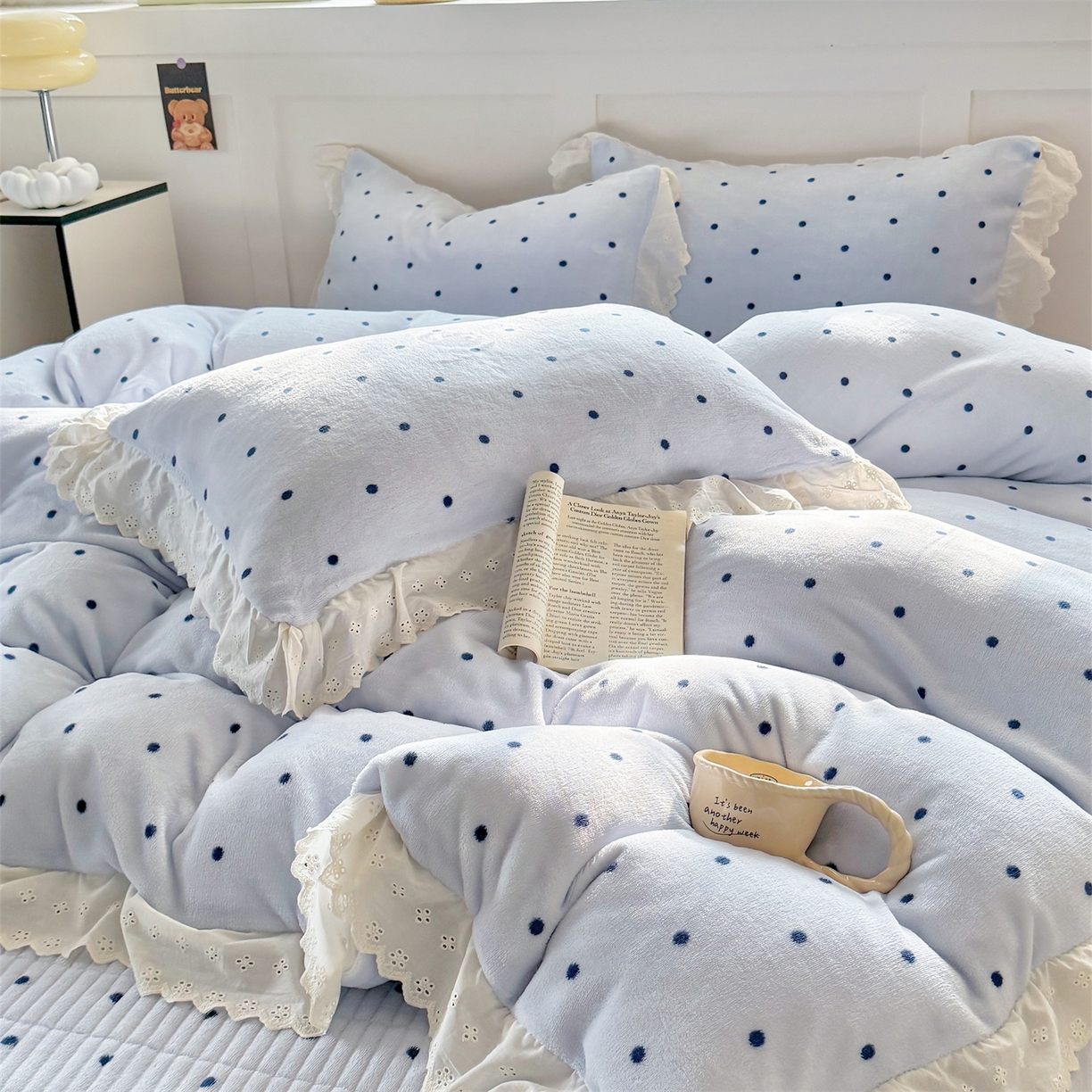 91家纺网 家纺一手货源 找家纺 欧尚 2025新款牛奶绒花边床盖四件套 蓝点点