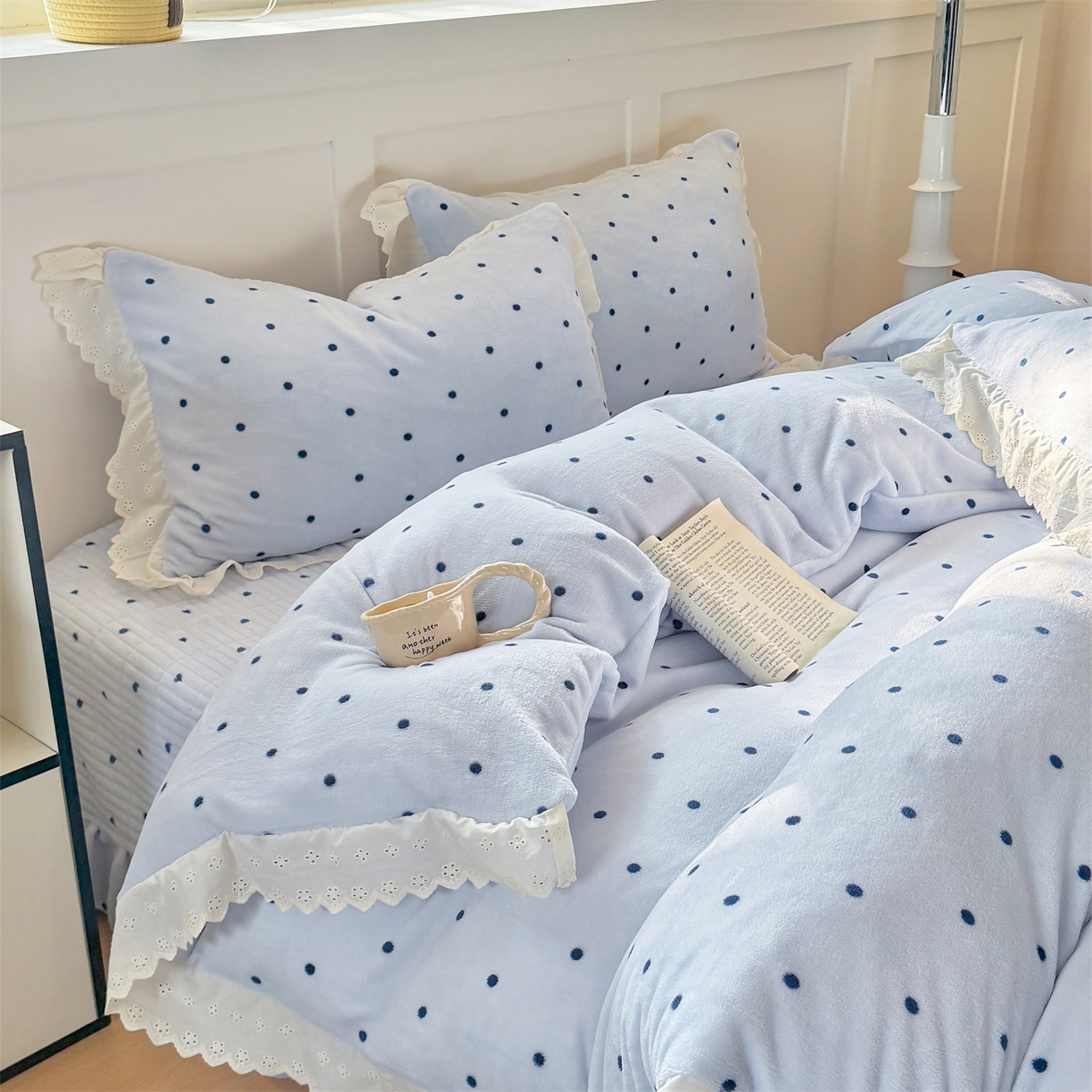91家纺网 家纺一手货源 找家纺 欧尚 2025新款牛奶绒花边床盖四件套 蓝点点