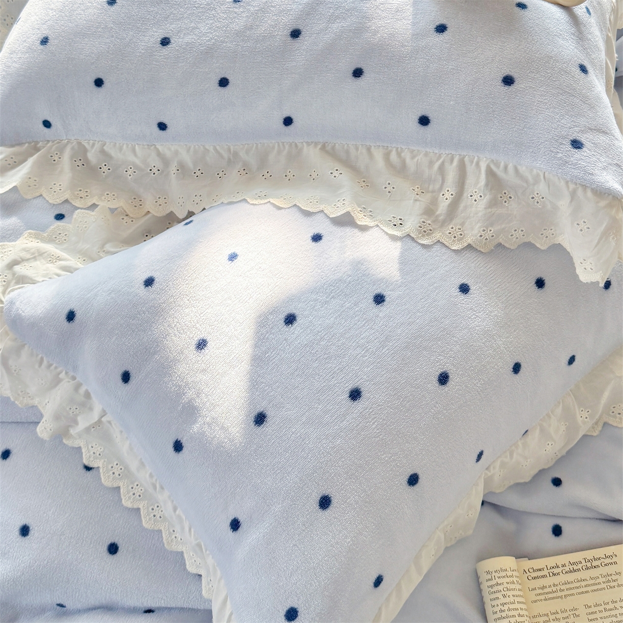 91家纺网 家纺一手货源 找家纺 欧尚 2025新款牛奶绒花边床盖四件套 蓝点点