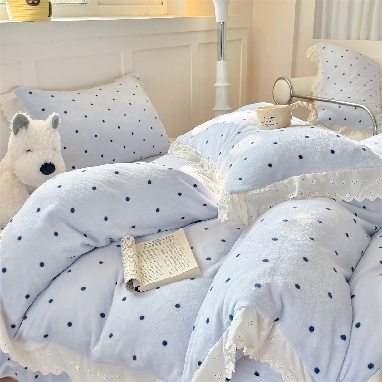 91家纺网 家纺一手货源 找家纺 欧尚 2025新款牛奶绒花边床盖四件套 蓝点点