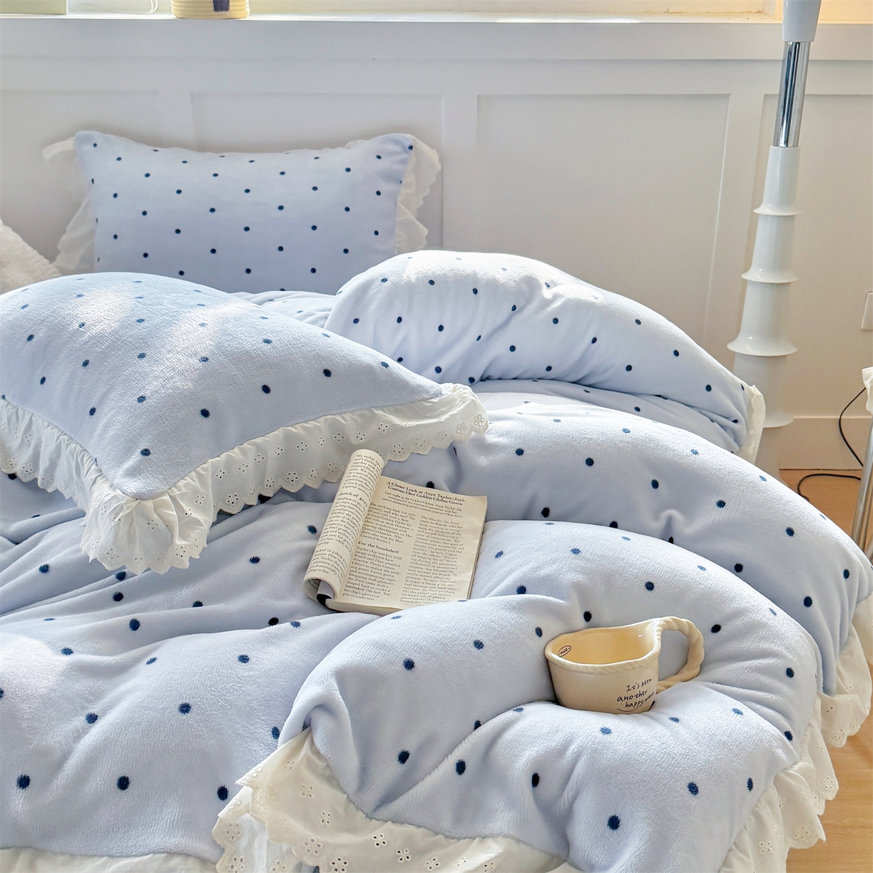 91家纺网 家纺一手货源 找家纺 欧尚 2025新款牛奶绒花边床盖四件套 蓝点点