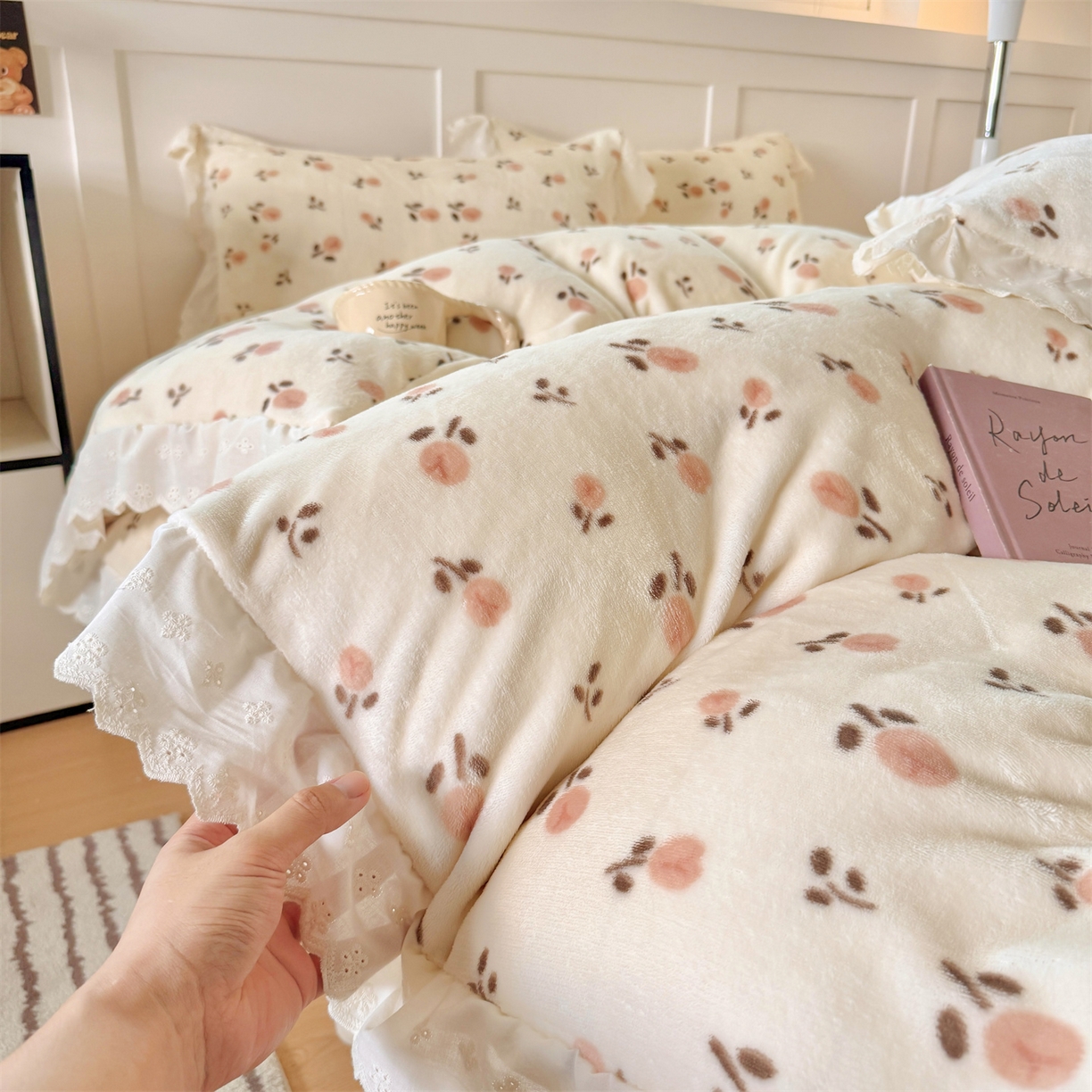 91家纺网 家纺一手货源 找家纺 欧尚 2025新款牛奶绒花边床盖四件套 慕然