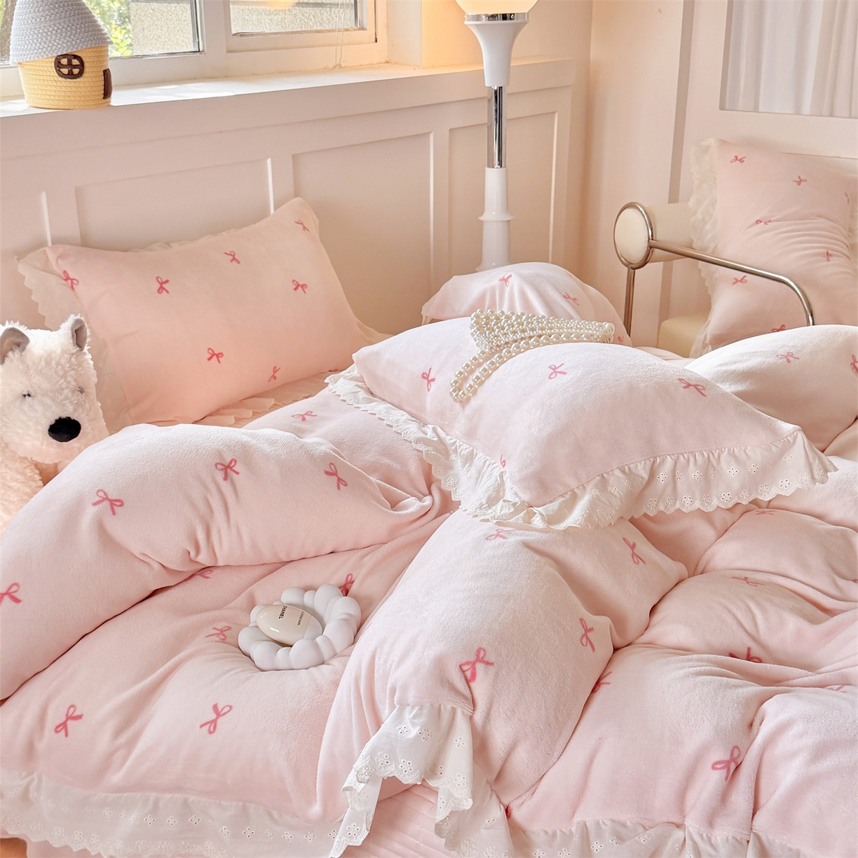 91家纺网 家纺一手货源 找家纺 欧尚 2025新款牛奶绒花边床盖四件套 仙女粉