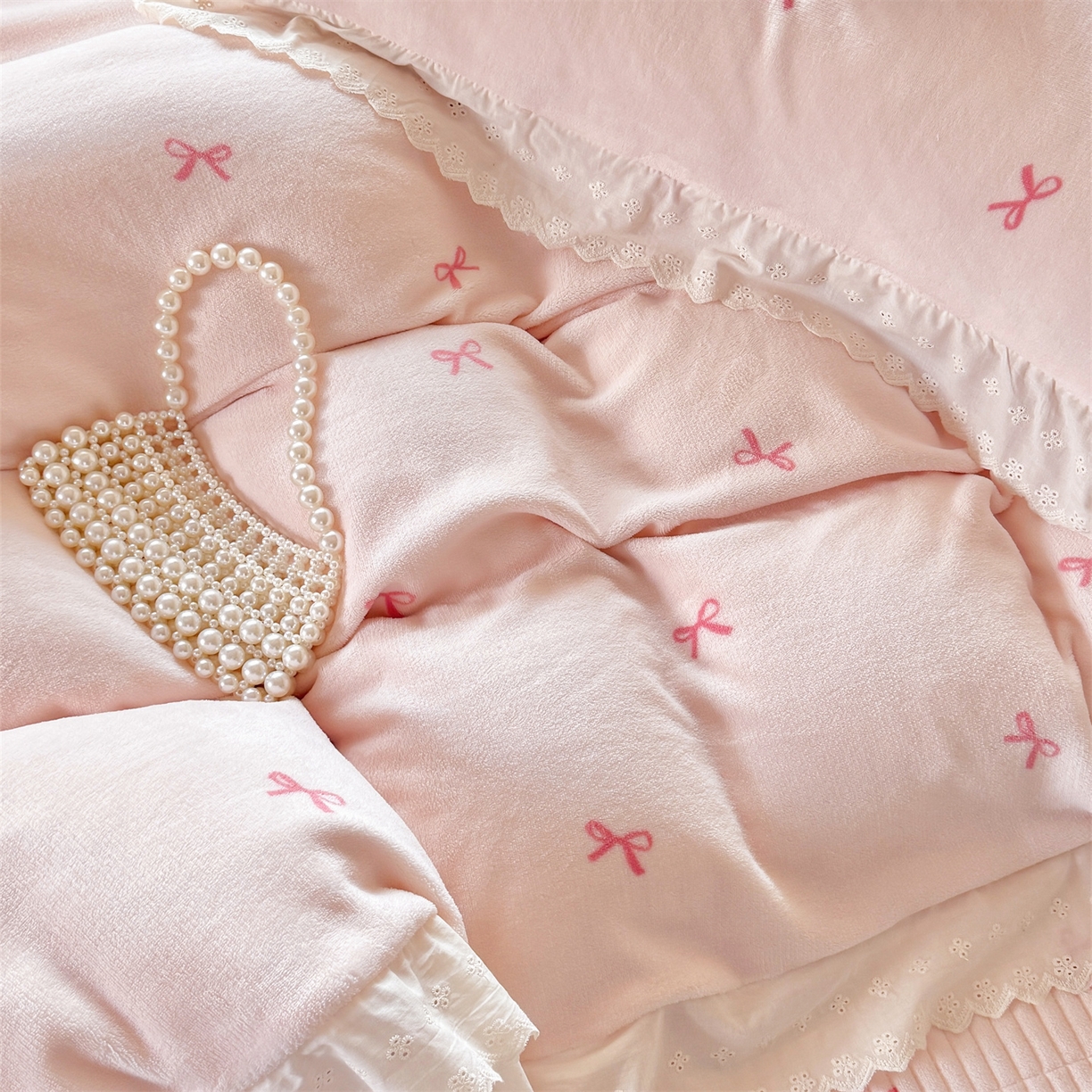 91家纺网 家纺一手货源 找家纺 欧尚 2025新款牛奶绒花边床盖四件套 仙女粉