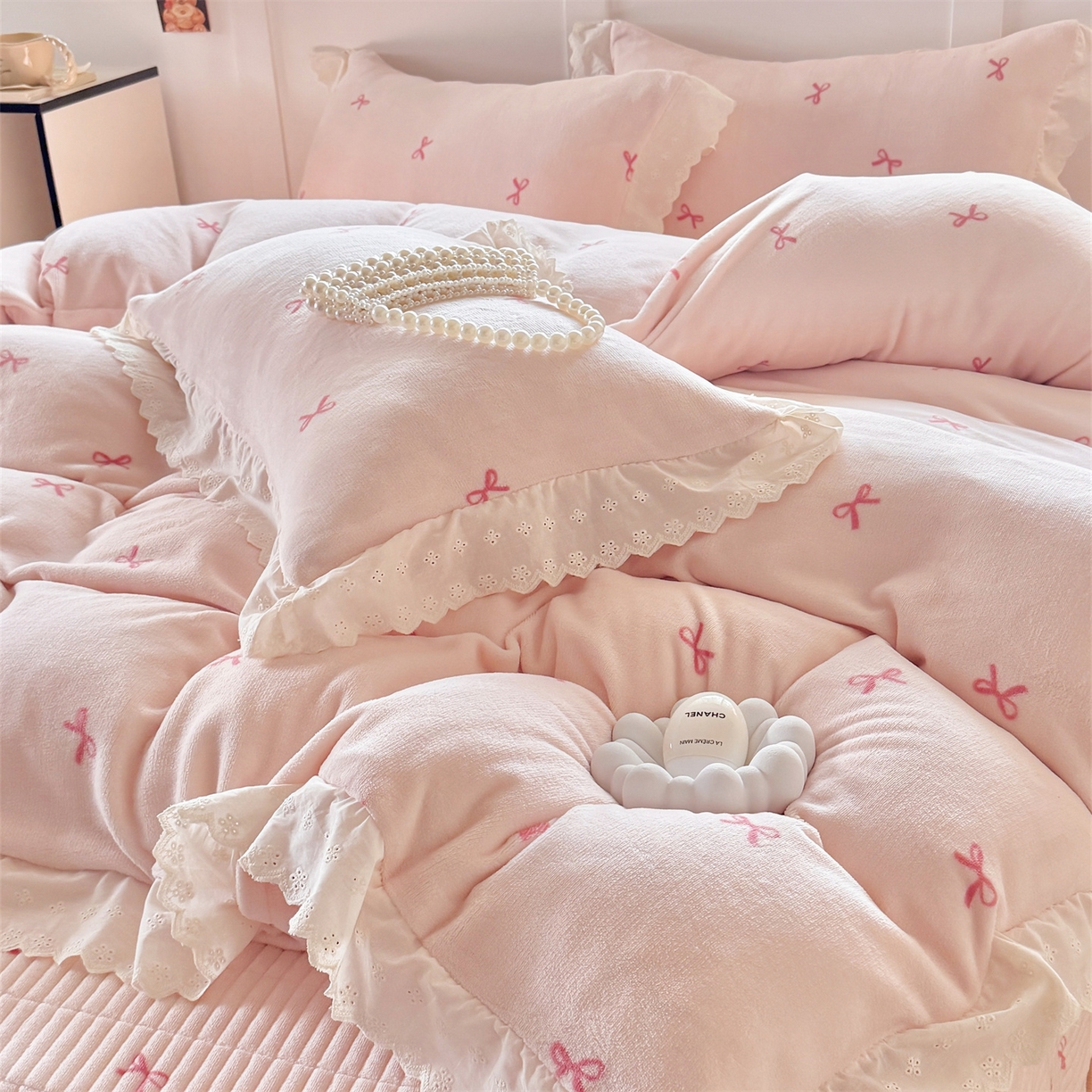 91家纺网 家纺一手货源 找家纺 欧尚 2025新款牛奶绒花边床盖四件套 仙女粉