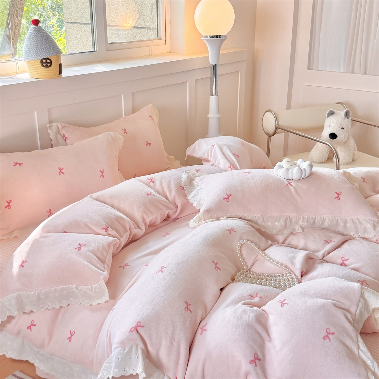 91家纺网 家纺一手货源 找家纺 欧尚 2025新款牛奶绒花边床盖四件套 仙女粉