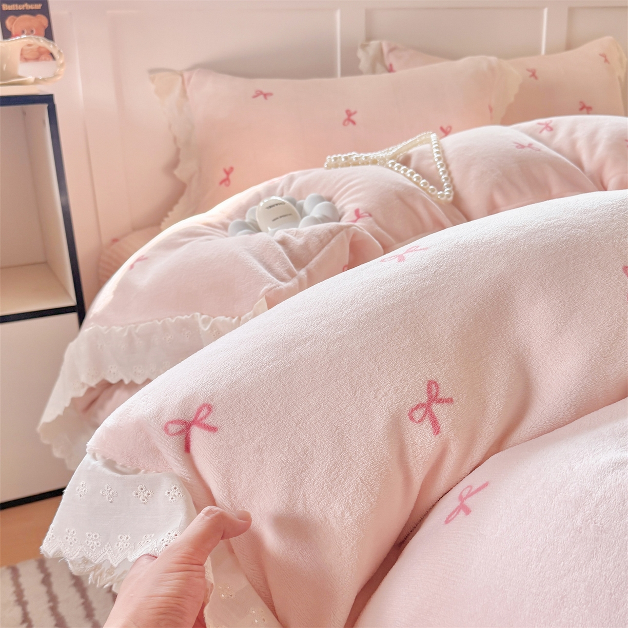 91家纺网 家纺一手货源 找家纺 欧尚 2025新款牛奶绒花边床盖四件套 仙女粉