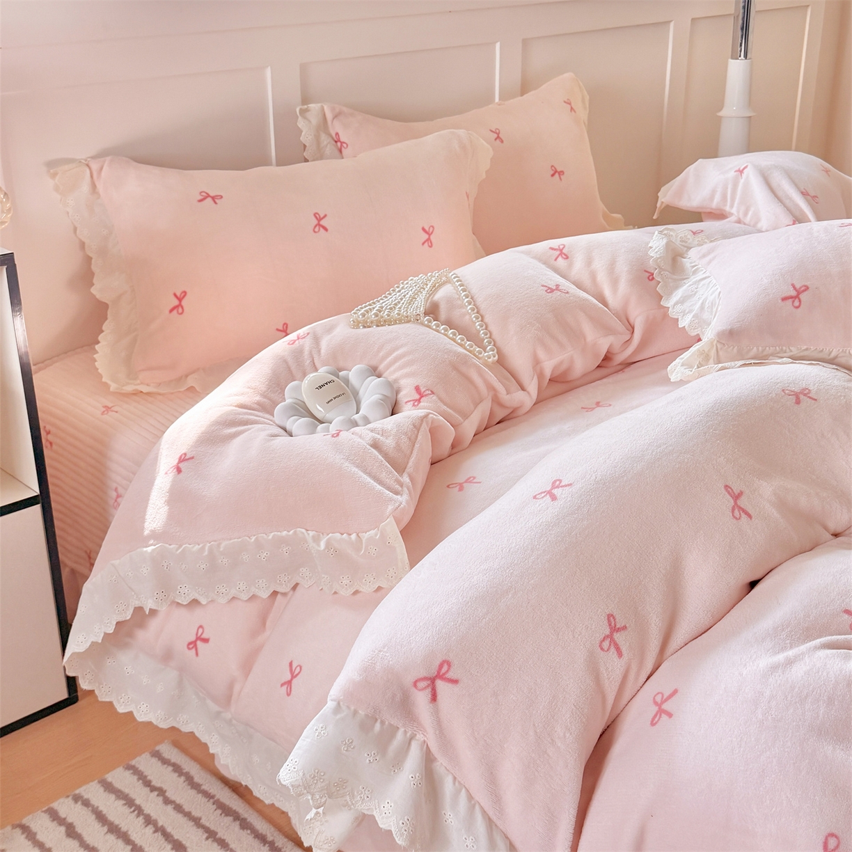 91家纺网 家纺一手货源 找家纺 欧尚 2025新款牛奶绒花边床盖四件套 仙女粉