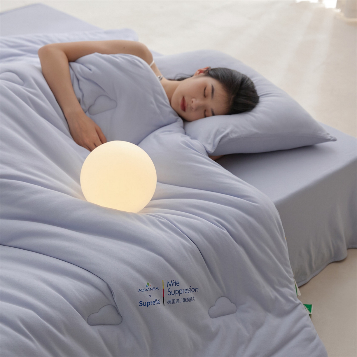 91家纺网 家纺一手货源 找家纺 头等舱 2025新款全棉A类针织 零压 深睡 德国ADVANSA 抗菌 100%阻螨低致敏秋冬被（模特图） 蓝莓乳酪