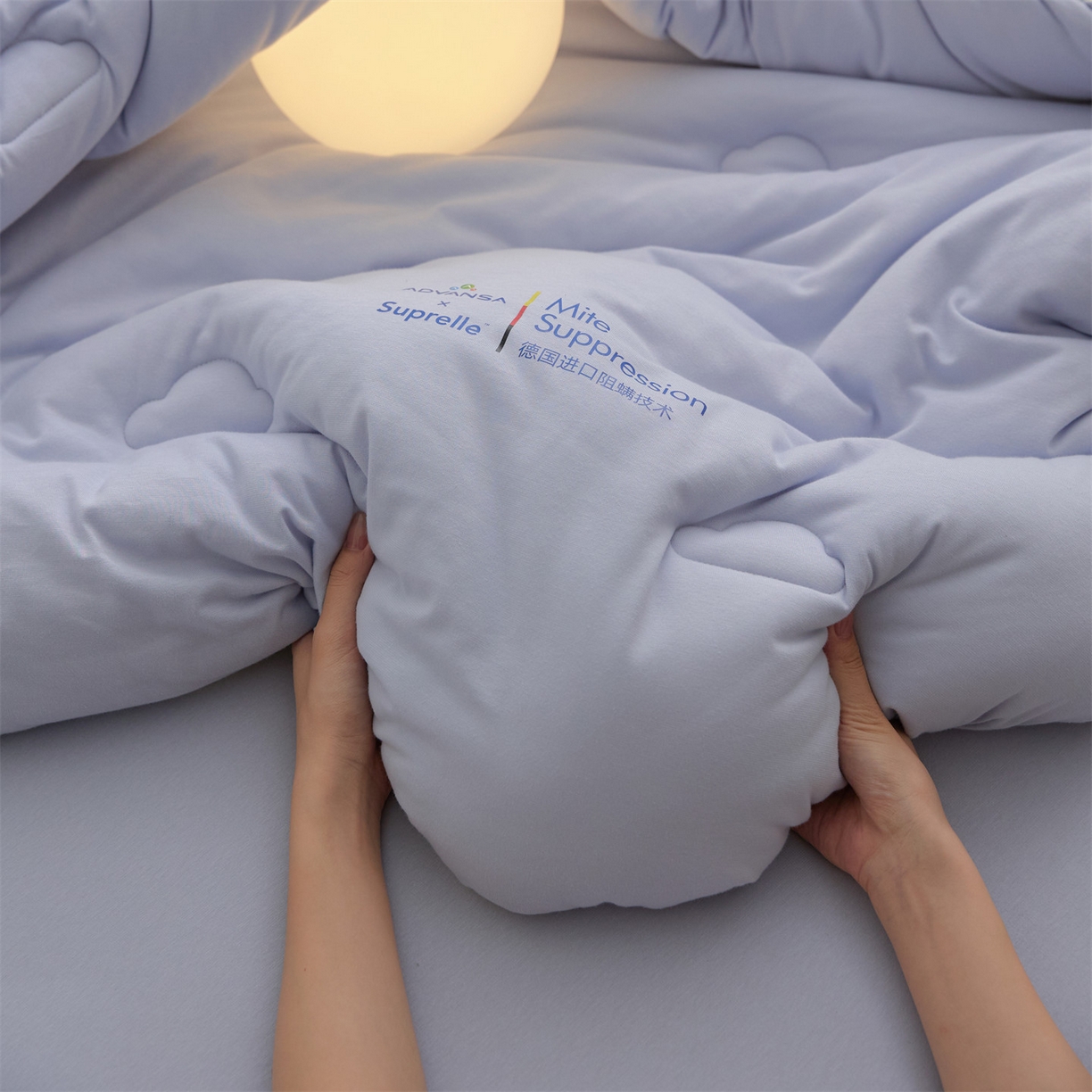 91家纺网 家纺一手货源 找家纺 头等舱 2025新款全棉A类针织 零压 深睡 德国ADVANSA 抗菌 100%阻螨低致敏秋冬被（模特图） 蓝莓乳酪