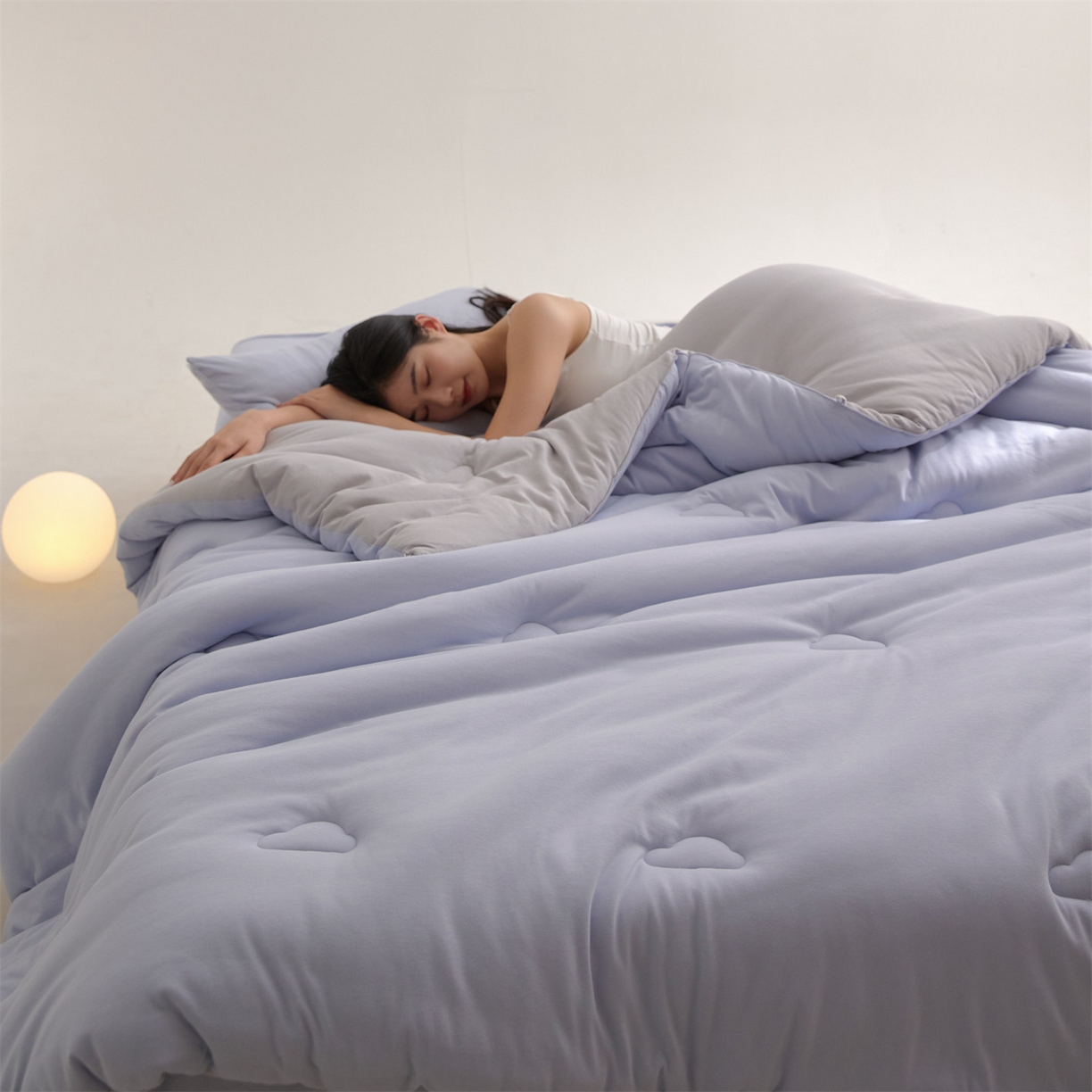 91家纺网 家纺一手货源 找家纺 头等舱 2025新款全棉A类针织 零压 深睡 德国ADVANSA 抗菌 100%阻螨低致敏秋冬被（模特图） 蓝莓糖霜